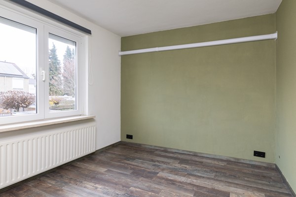 Foto - Verkocht onder voorbehoud: Rustig, aan verkeersluwe straat gelegen, goed onderhouden, half vrijstaande eengezinswoning met zolder, kelder, tuin, garage en
carport in Landgraaf